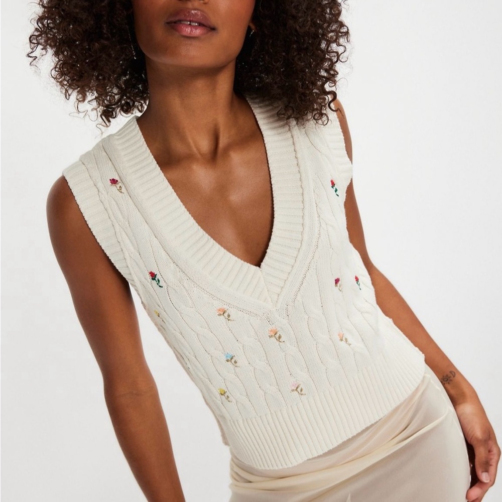 Free People Plumeria Floral
Vest Size Extra Small (New With Tags)